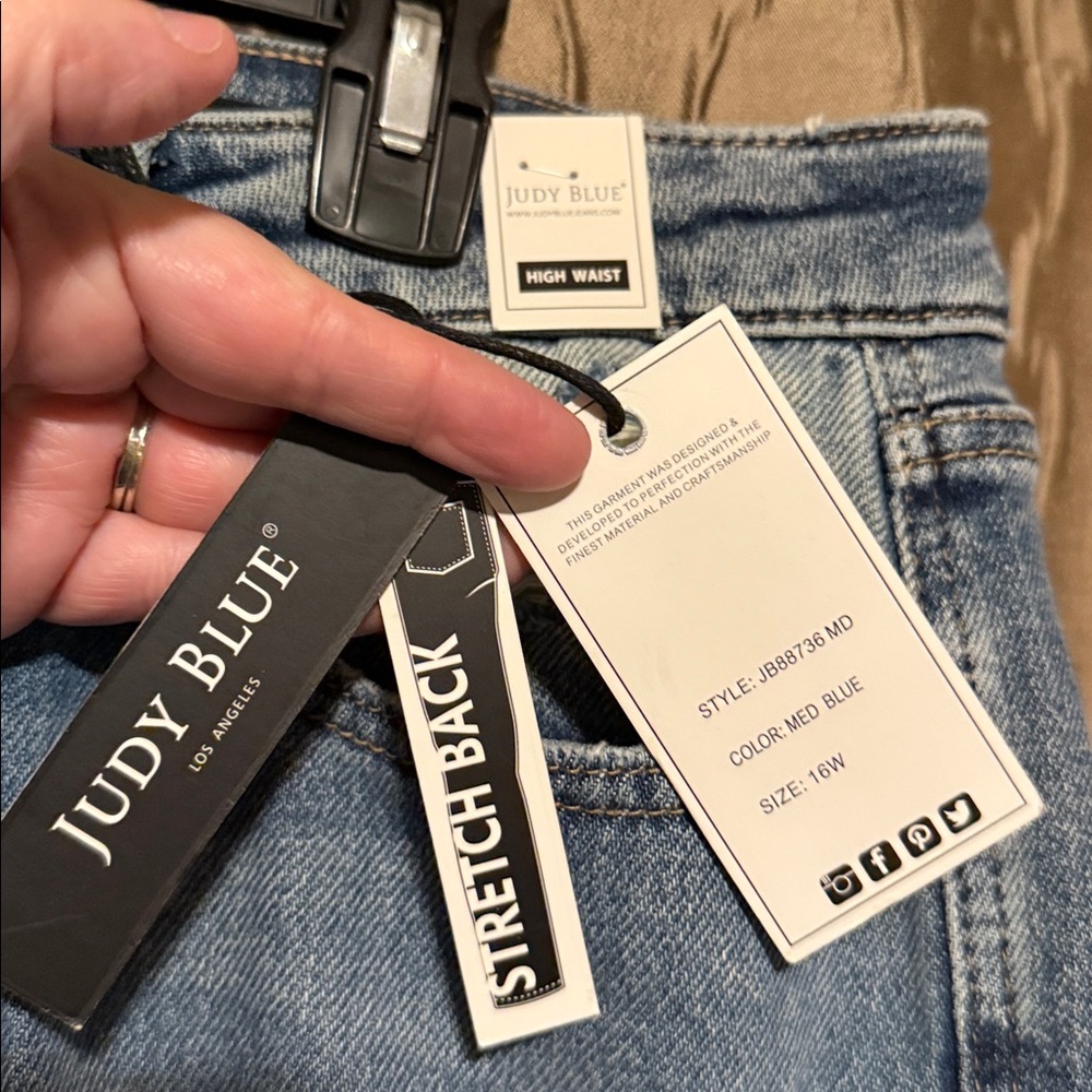 Judy Blue Rosalie NWT Straight Light Wash Distressed Jeans 16W - Picture 4 of 8